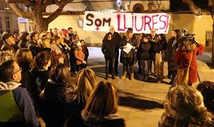 Concentració de rebuig a Sant Martí Sarroca pel segrest i violació d’una menor al municipi. ACN