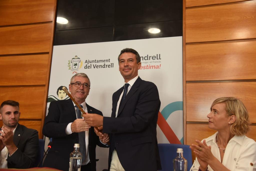 El socialista Kenneth Martínez és investit novament alcalde del Vendrell amb el suport del PP. Ajuntament del Vendrell