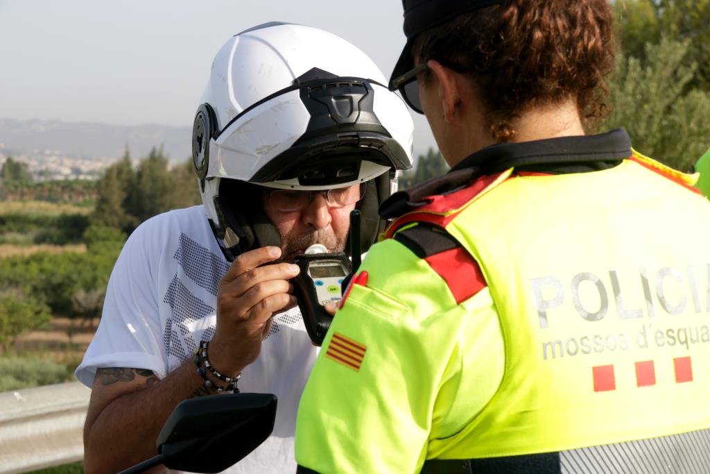 Els Mossos faran un miler de controls de trànsit per garantir la seguretat a la carretera durant el pont del 15 d'agost. ACN