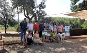 Imatge de família de la directora del Consorci de Promoció Turística del Penedès amb diversos representants d’alguns cellers adherits a la celebració.