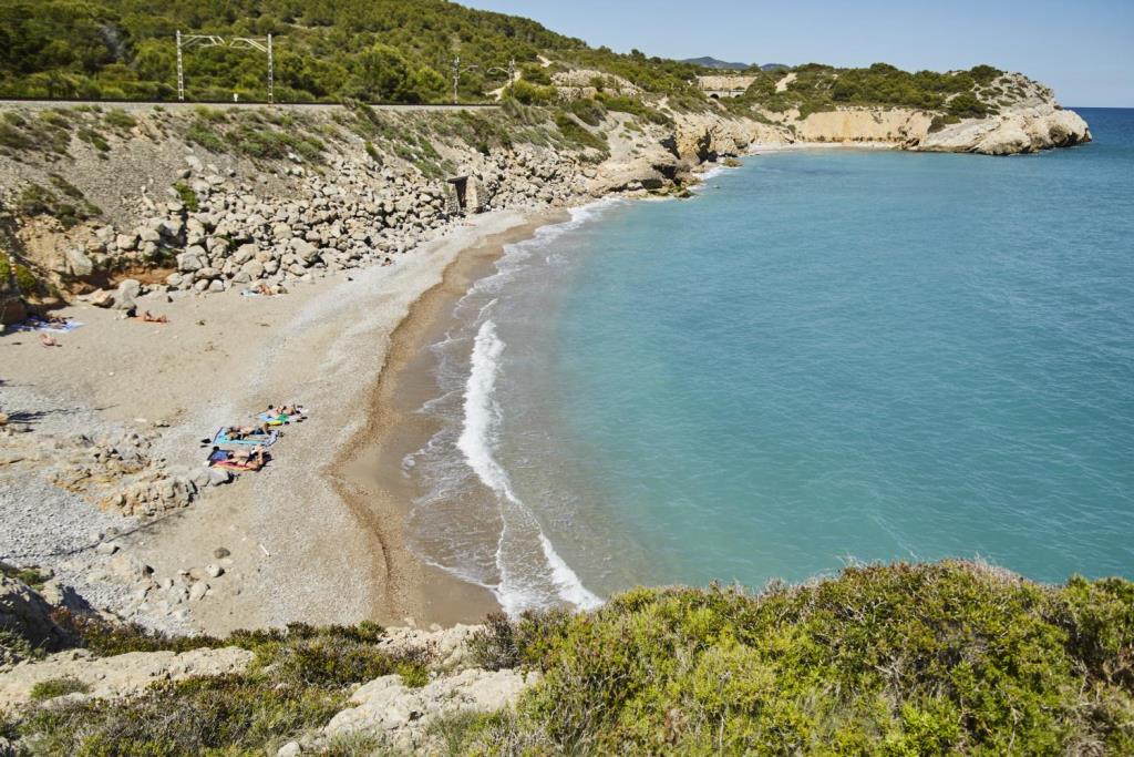 Imatge de la platja de l'Home Mort de Sitges. Ajuntament de Sitges