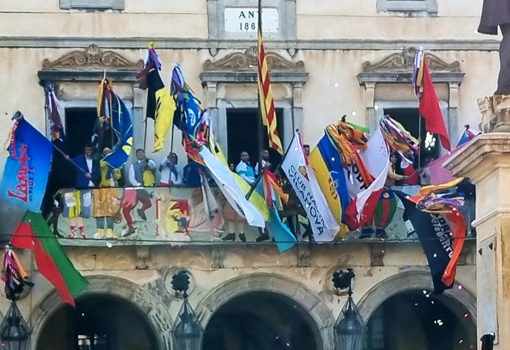 Les banderes, saludant des del balcó de l'ajuntament. Josep Maria Ràfols