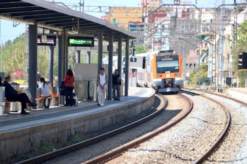 Les freqüències a l’R2 Sud entre Vilanova i Barcelona passaran de tres a quatre trens per hora a partir de dilluns. ACN