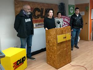 Roda de premsa de la CUP de Vilafranca sobre la moció que presentaran al Ple que gira al voltant del 25 de novembre. Eix