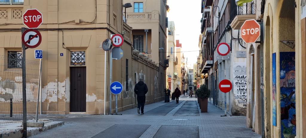 Senyals de circulació al carrer Jardi cantonada Vapor, divendres passat. Josep Maria Ràfols