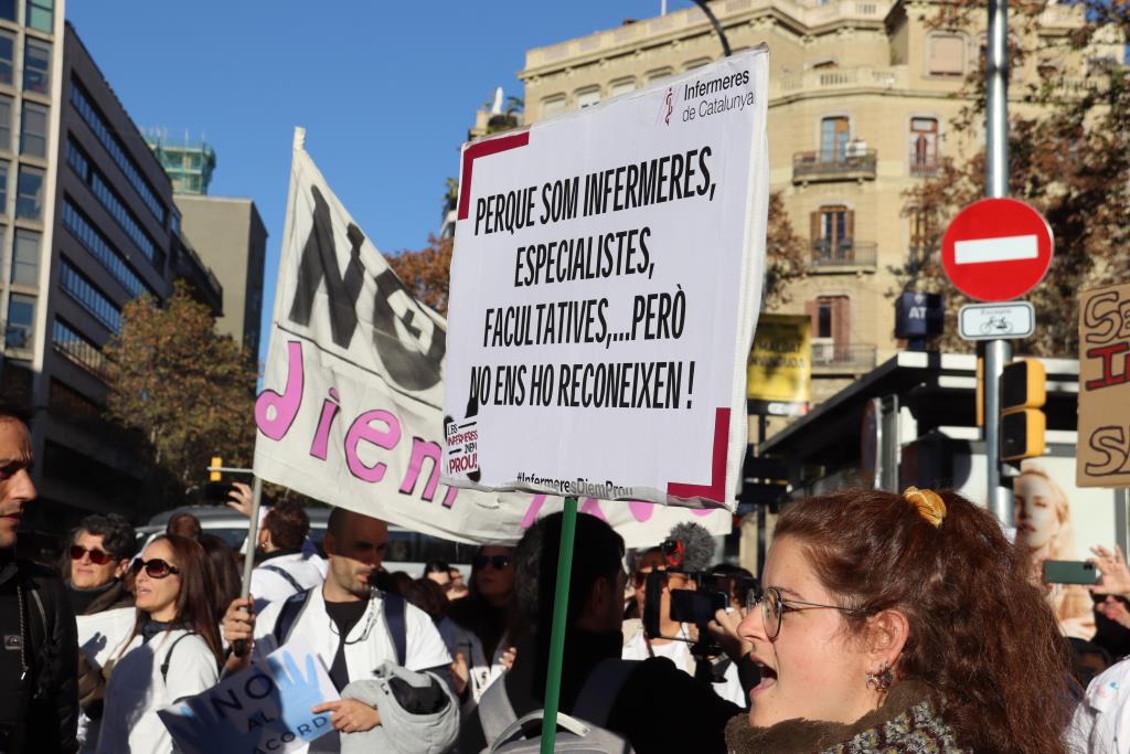 Un dels cartells durant la manifestació convocada per Infermeres de Catalunya. ACN / Maria Pratdesaba