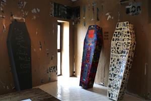 Una vintena d’artistes critiquen el “negoci funerari” en una exposició de taüts de cartró. ACN