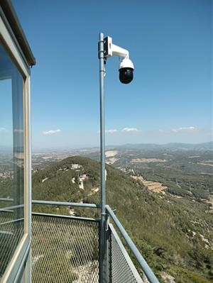 Canyelles instal·la càmeres de vigilància d'incendis a la torre de guaita del Puig de l'Àliga. Ajuntament de Canyelles