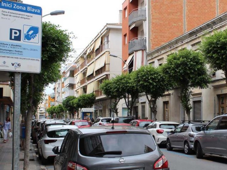 Desapareix l'adhesiu de resident per al control d'estacionament regulat a Vilanova a partir d'aquest 2024. Ajuntament de Vilanova