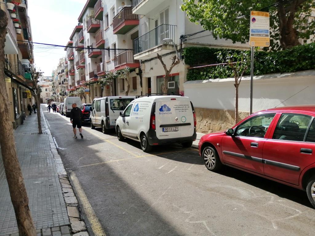 El sistema d’emergències obliga a retirar els aparcaments del Carrer Santiago Rusiñol de Sitges. Ajuntament de Sitges