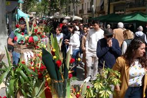 Floristes, llibreries i entitats omplen el centre de Vilanova en un Sant Jordi que recupera la versió “més tradicional”. ACN