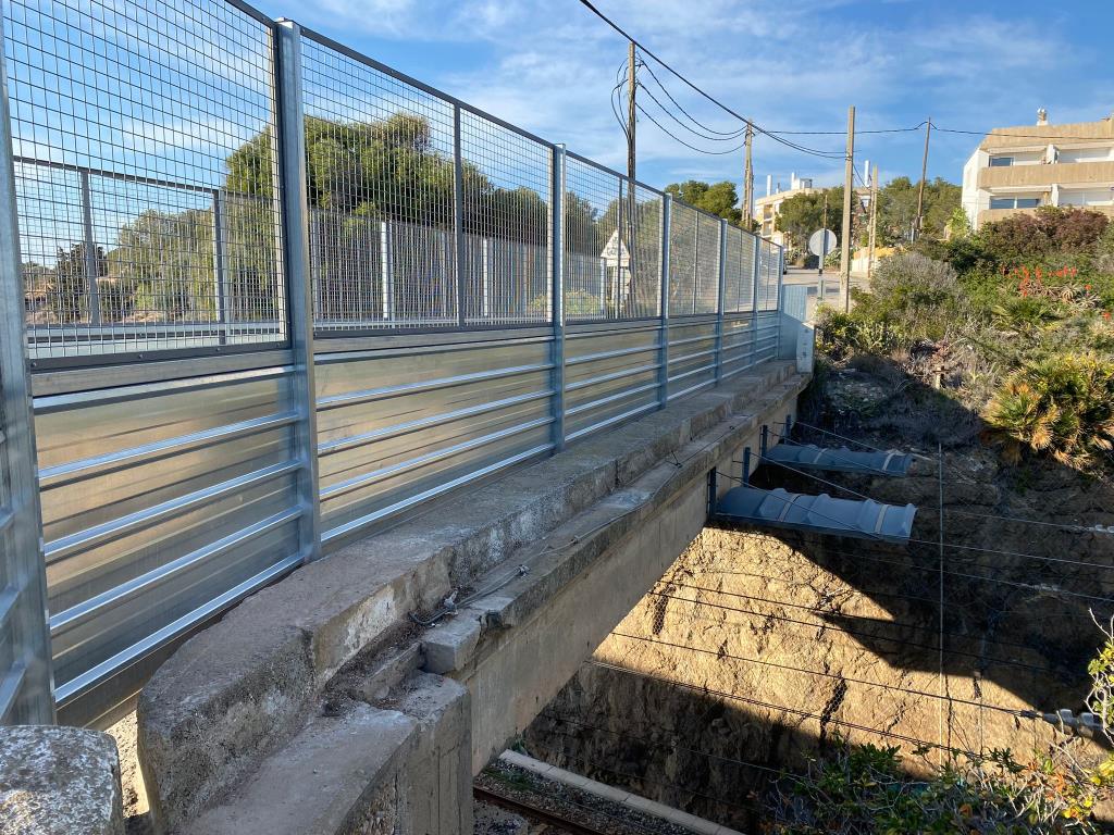 Instal·len la nova tanca del pont de l'Esparrall que dona accés al Racó de Santa Llúcia. Ajuntament de Vilanova
