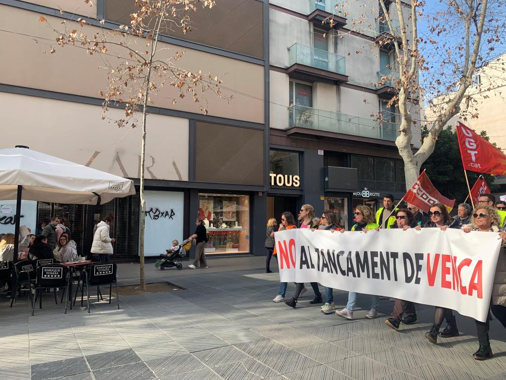 Prop de 500 persones es manifesten a Vilanova i la Geltrú contra el tancament de Venca. EIX