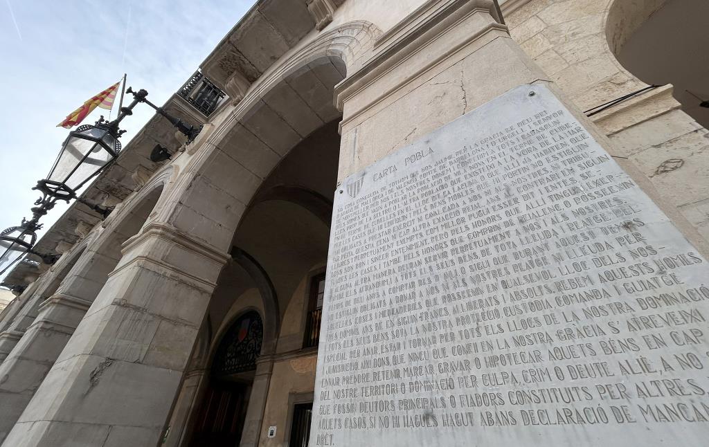 Reproducció de la Carta Pobla a la façana de l'Ajuntament de Vilanova. Eix