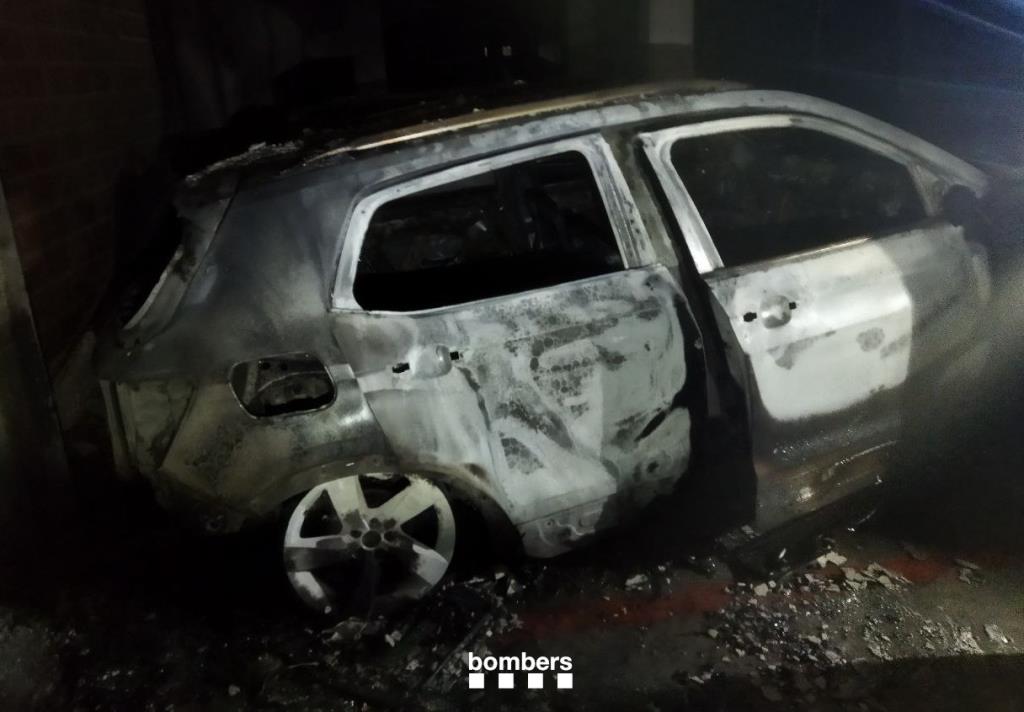 Un incendi en un garatge calcina dos vehicles i obliga a desallotjar de matinada uns 40 veïns a Vilanova. Bombers