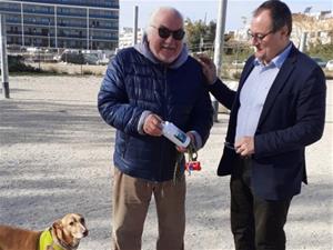 Vilanova estrena una campanya per conscienciar els propietaris dels gossos que llencin aigua als orins. Ajuntament de Vilanova