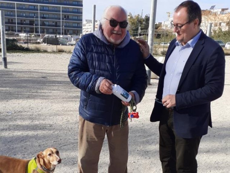 Vilanova estrena una campanya per conscienciar els propietaris dels gossos que llencin aigua als orins. Ajuntament de Vilanova