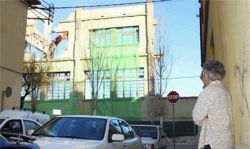 Façana de la fàbrica a la rambla Pirelli. Fdg / C. Castro.