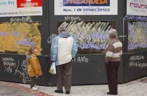 El pessebre de la plaça de la Vila apareix ple de pintades. Fdg / C. Castro