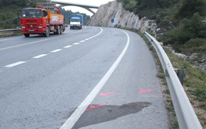 Imatge d'arxiu d'un dels nombrosos accidents ocorreguts a la C-15. fdg / c. castro