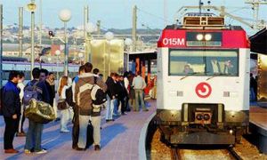 Un tren de rodalies entra a l'andana de Vilanova. fdg/c. castro