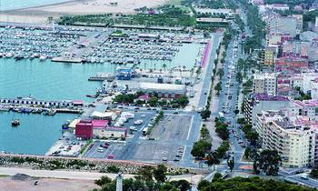 Una vista general del passeig marítim de Vilanova i la Geltrú amb el port a l'esquerra. FdG | C. Castro
