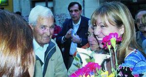 Nombrosos simpatitzants socialistes van voler felicitar personalment Manuela de Madre. Laura Marín