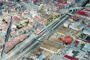 Una imatge aèria del tram de la via del ferrocarril al seu pas per Vilafranca. FdG | C. Castro.