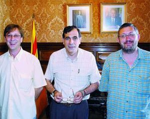 D'esquerra a dreta, Josep Tomàs Álvaro (ERC), Sixte Moral (PSC) i Jordi Valls (ICV), ahir a l'Ajuntament de Vilanova. FdG | C. Castro.