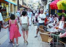 Un grup de turistes, asseguts ahir a la tarda a la terrassa d'un bar a Sitges. FdG | C. Castro.