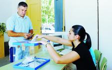 Votació a les urnes instal·lades a les escoles Vilarnau. Foto: FdG / JUAN P.