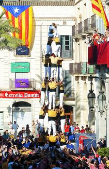 El quatre de vuit que van descarregar ahir a Vilanova i la Geltrú els Bordegassos.  Foto: FdG / RITA.