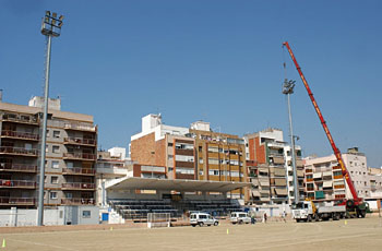 Imatge d'arxiu del camp municipal de futbol quan a els operaris van començar a desmuntar les torres elèctriques de la instal.lació. Foto:FdG/C. CASTRO