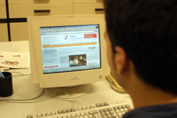 Imatge d'arxiu d'un usuari d'Internet davant de l'ordinador. FdG/Rita Lamsdorff