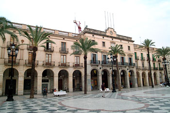 Els antics jutjats estaven ubicats a l'esquerra de la imatge, al mateix edifici consistorial. FdG/Carles Castro