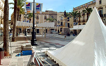 Els estands començen a poblar la plaça de la Vila. fdg/c.castro