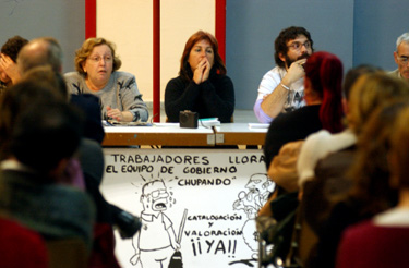 Els treballadors reunits en assemblea. fdg/c.castro
