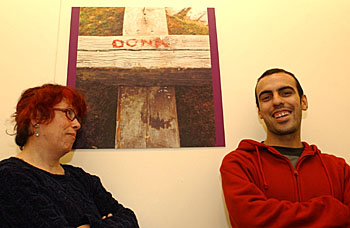 Francesca Calaf i Raúl Ramos davant d'una de les seves obres. fdg/c.castro
