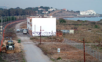 L'edifici d'apartaments de la platja Llarga sera enderrocat. fdg/c.castro