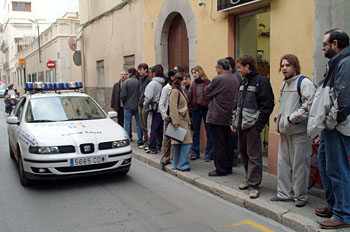Moment en que els joves imputats es disposaven a entrar les dependències judicials. fdg/c.castro