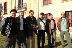 Els signants del conveni van posar davant la Masia Cabanyes. fdg/c.castro