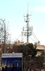 Una de les moltes antenes de telefonia mòbil que proliferan a la ciutat. fdg/c.castro