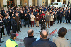 Prop de 200 treballadors municipals es van concentrar a la plaça de la Vila. fdg/c.castro