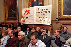 Els treballadors en el saló de plens de l'ajuntament. fdg/c.castro