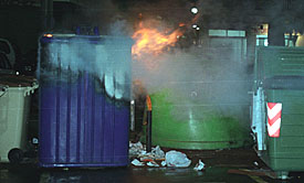 Imatge d'arxiu d'un incendi en un contenidor de la brossa a Vilanova. FdG/Carles Castro
