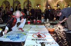 Els assistens van realitzar un mural amb consignas per la pau. fdg/c.castro