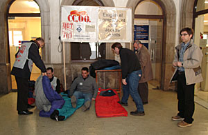 Els funcionaris provistos de sacs de dormir s'han tancat a l'Ajuntament. fdg/carles castro