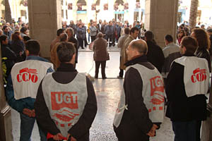 Els representants sindicals continuen amb el tancament a l'Ajuntament. fdg/carles castro