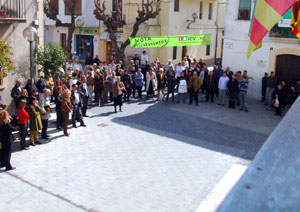 Un centenar de persones es van congregar a la plaça de la Vila de Cubelles.