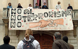 Els alumnes de l'Escola d'Art penjant una pancarta contra el terrorisme. fdg/carles castro